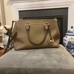 Michael Kors Sutton purse. Saffiano leather. Great condition.